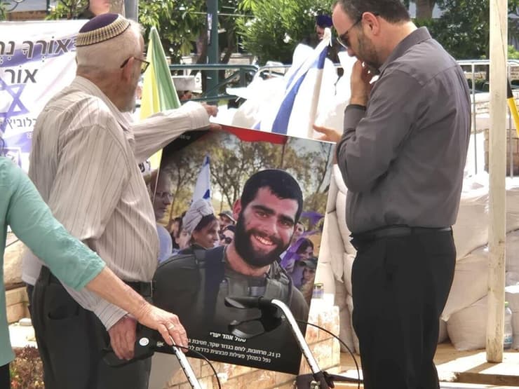 "אהד היה מקבל החלטות ומיישם אותן בכל תחום" (צילום: מוטי קמחי) הלוויתו של אהד יערי בבית העלמין ברחובות