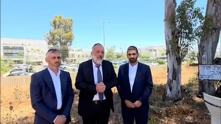 "די להתייחס ללומדי התורה כעבריינים". אריה דרעי בביקור עצורים חרדים בכלא 10 אריה דרעי ויצחק גולדקנופף מבקרים עצורים חרדים