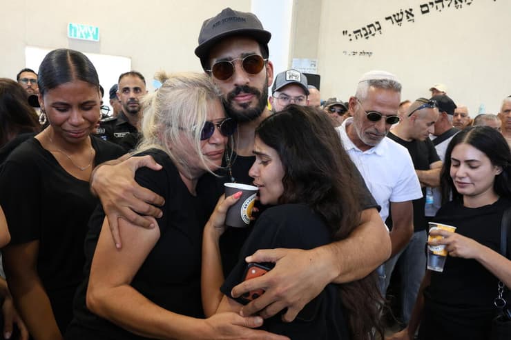 בר צברי בהלוויתו של ישי לוי (צילום: שאול גולן) הלוויתו של ישי לוי