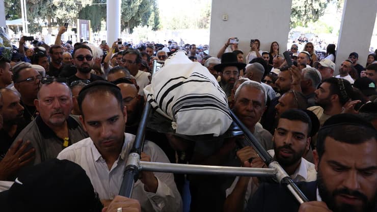 הלוויתו של ישי לוי (צילום: שאול גולן) הלוויתו של ישי לוי