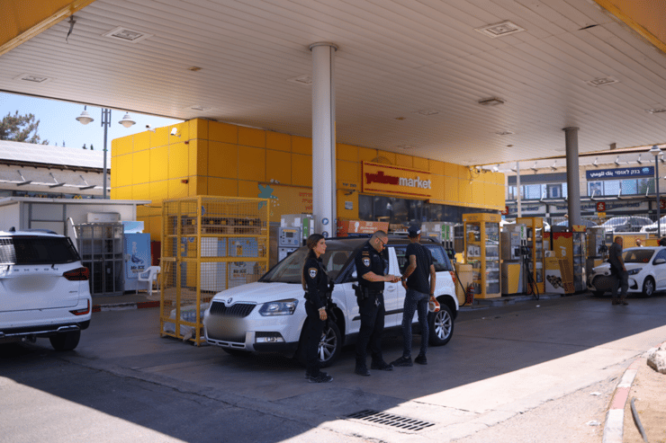 הזירה בתחנת הדלק בכוכב יאיר (צילום: טל שחר) הזירה בתחנת דלק בכוכב יאיר