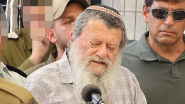 יעקב שרמן, סבו של אהד. "לא ייאמן שאני עומד כאן שוב ומספיד" (צילום: מוטי קמחי) הלוויתו של אהד יערי בבית העלמין ברחובות
