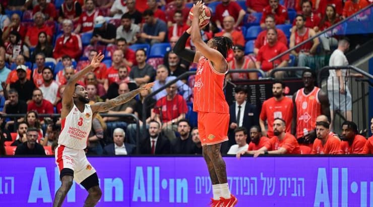 איש וויינרייט זורק שלשה (חגי מיכאלי) איש וויינרייט זורק שלשה