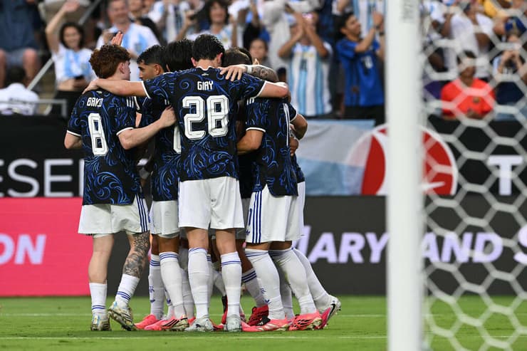 ניצחון נוח. שחקני נבחרת ארגנטינה (צילום: RONALDO SCHEMIDT / AFP) ארגנטינה
