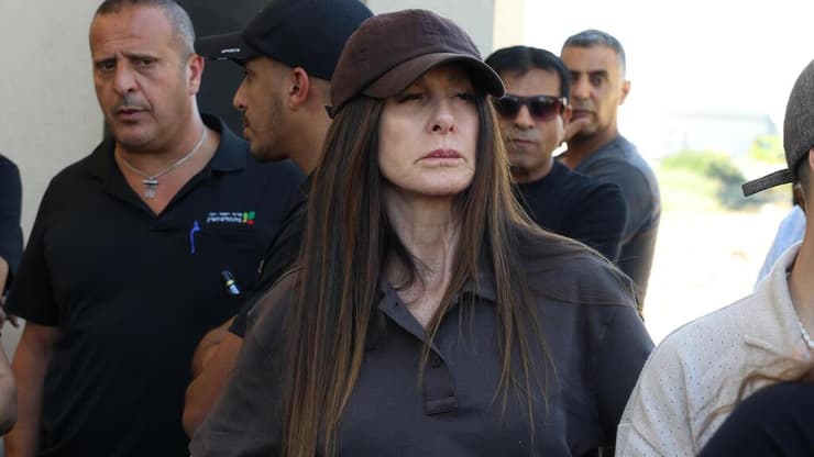 לאה שנירר בהלוויתו של ישי לוי (צילום: שאול גולן) לאה שנירר בהלוויתו של ישי לוי
