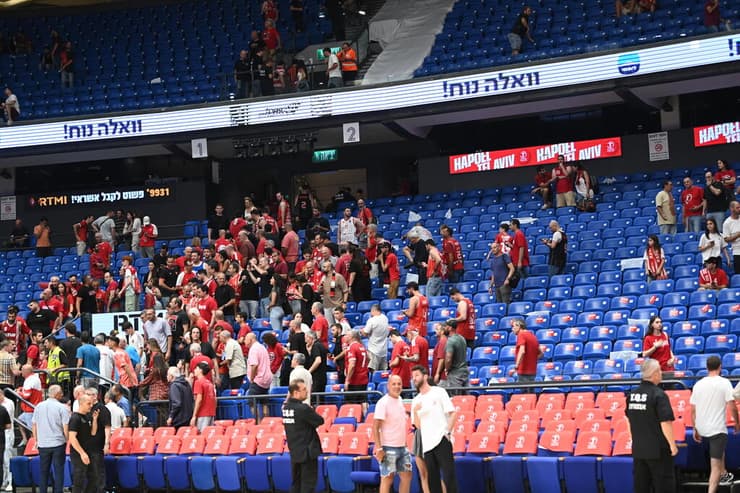 אוהדי הפועל ת"א וירושלים יוצאים אתמול מההיכל, לאחר הנחיות פיקוד העורף (צילום: קובי קואנקס) הפסקת המשחק בין הפועל ת"א להפועל ירושלים