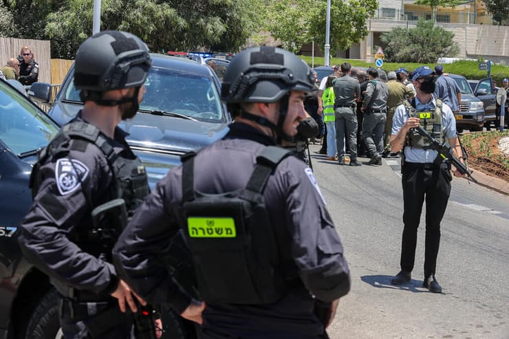 הכוחות בזירת הפיגוע בצור יצחק (צילום: עידו ארז) זירת הפיגוע בצור יצחק