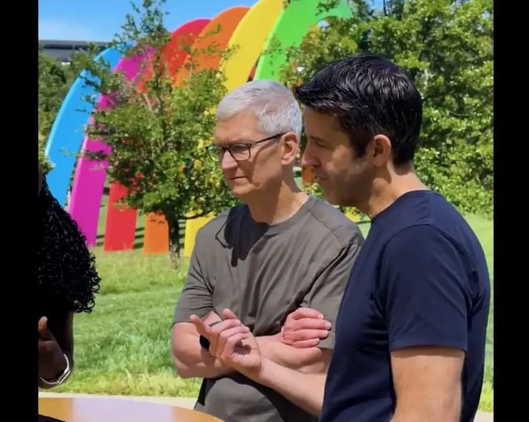 טים קוק לצד מנכ"ל אפל הנכנס, ג'ון טרנוס, באירוע WWDC 2026 (אפל) טים קוק לצד מנכ"ל אפל הנכנס, ג'ון טרנוס