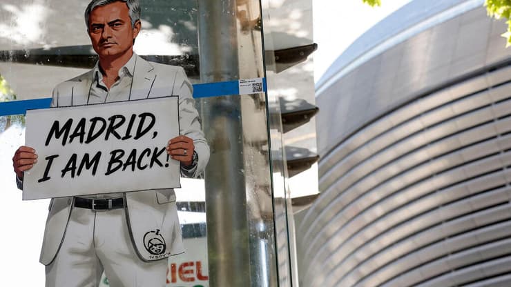 שוב בברנבאו (צילום: OSCAR DEL POZO / AFP) מוריניו בדרך חזרה לברנבאו