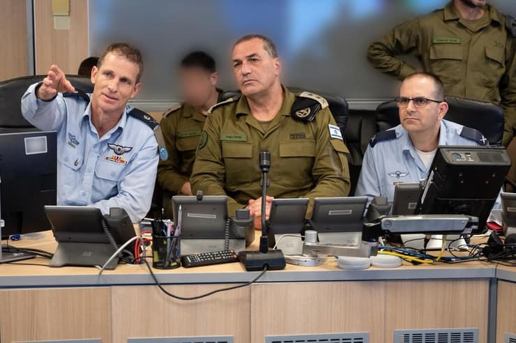 הרמטכ"ל אייל זמיר לצד מפקד חיל האוויר עומר טישלר (משמאל). שוב עימות צבאי נגד איראן (צילום: דובר צה"ל) הרמטכ"ל בבור חיל האוויר