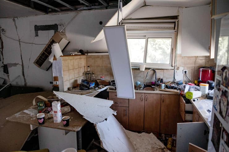נזק לבית מטיל איראני ביהודה ושומרון (צילום: REUTERS/Naama Stern) זירת נפילה ביהודה ושומרון