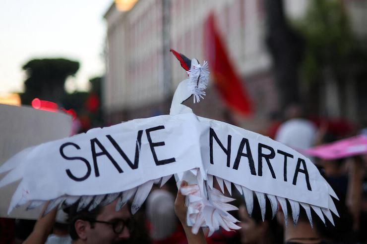 "הצילו את נאטרה", בהפגנה בטיראנה (צילום: REUTERS/Florion Goga ) מחאת ה פלמנגו פלמינגו נגד אתר נדל"ן של ג'ארד קושנר ו איוונקה טראמפ
