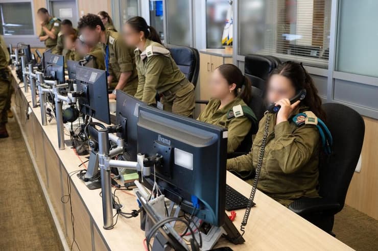 "התקיפה כחול-לבן". אגף המבצעים בצה"ל (צילום: דובר צה"ל) בור הלחימה באגף המבצעים