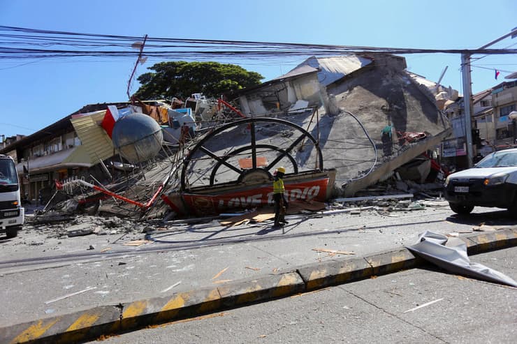 צילום: REUTERS/Manman Dejeto הרס רעידת אדמה בעיר גנרל סנטוס ב אי מינדנאו ב הפיליפינים