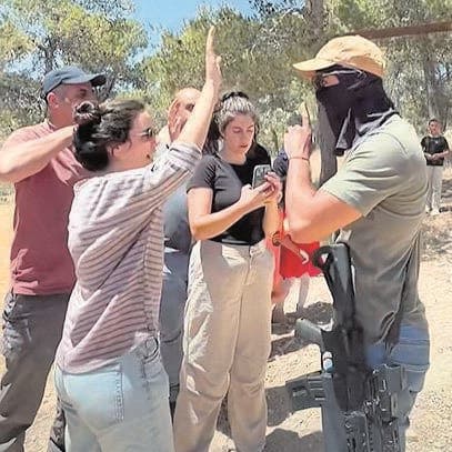 ויכוח בין פעילי "בני אברהם" למתנחל רעול פנים ויכוח בין פעילי "בני אברהם" למתנחל רעול פנים