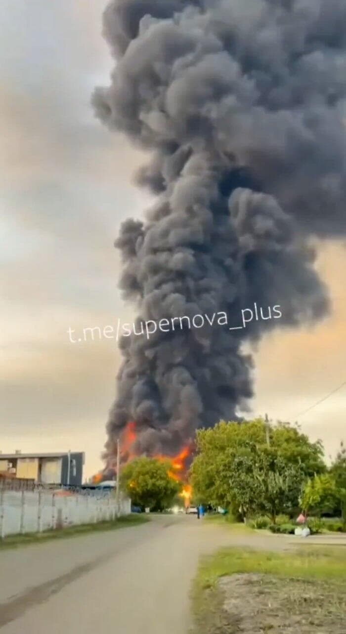 מתקן נפט רוסי עול באש בקרסנודר בעקבות פגיעת כטב"ם אוקראיני תיעוד תקיפה מתקן נפט במחוז קרסנודר ב רוסיה על ידי אוקראינה