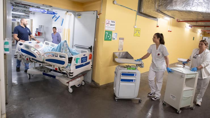 מעבירים מיטות מתחת לקרקע. 15 חודשים מתחת לאדמה (צילום: גיל נחושתן) המרכז הרפואי לגליל בנהריה ירד שוב אל מתחם תת-קרקעי