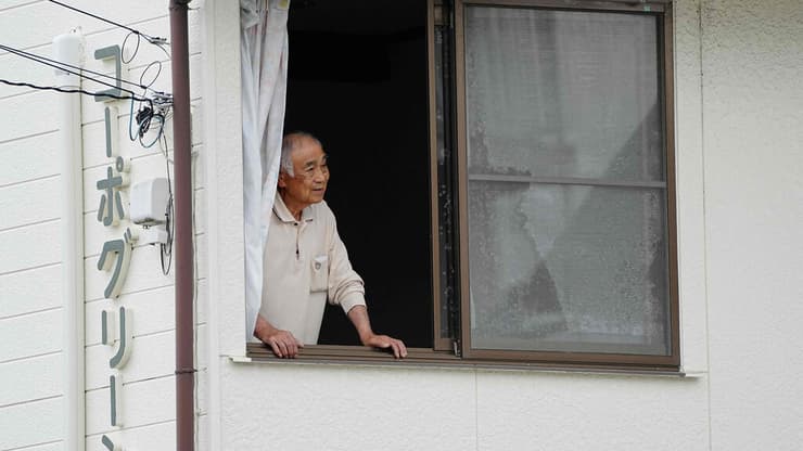 צילום: Yuichi YAMAZAKI / AFP חיפושים אחר דוב ב עיר אוצונומיה יפן