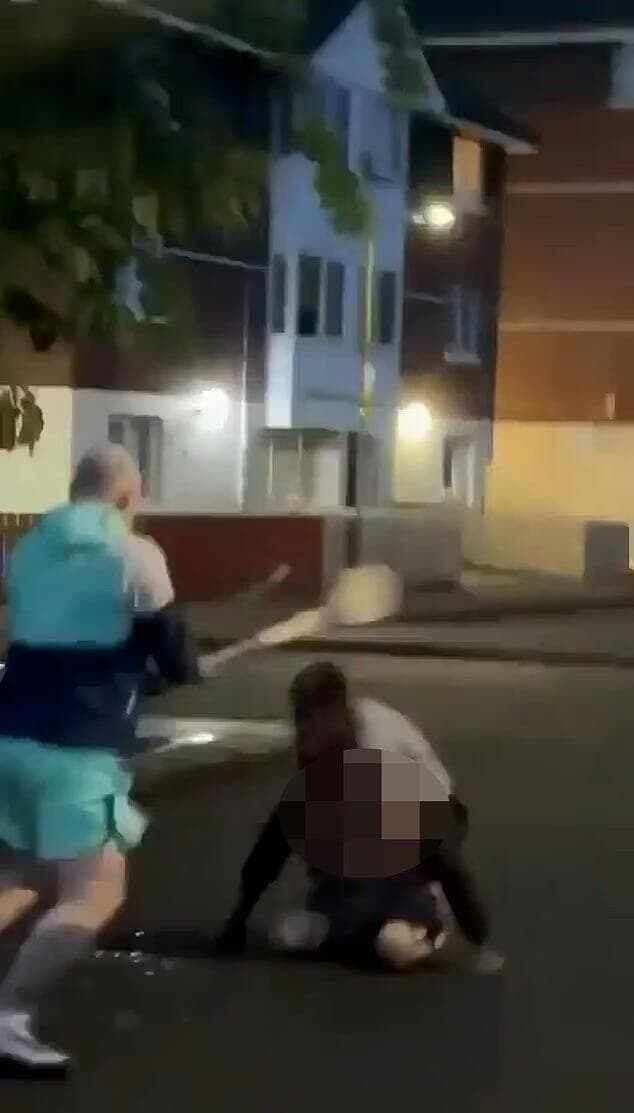 אחד מעוברי האורח שהשתלטו על התוקף, עם מקל ובעיטות אחד מעוברי האורח שהשתלטו על התוקף, עם מקל ובעיטות