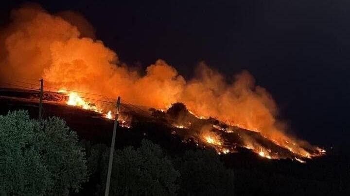הפלסטינים דיווחו: מתנחלים הציתו שריפה בכפר טייבה דיווחים פלסטינים על שריפה שהוצתה על ידי מתנחלים בכפר טייבה
