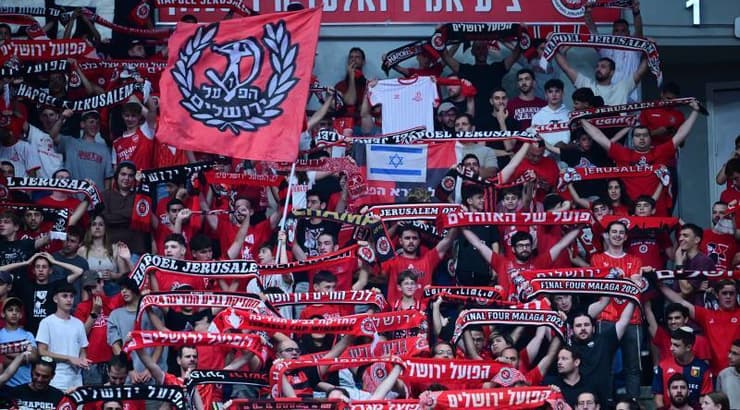 אוהדי הפועל ירושלים. 4,763 צופים הערב בארנה (חגי מיכאלי) אוהדי הפועל ירושלים. 4,763 צופים הערב בארנה