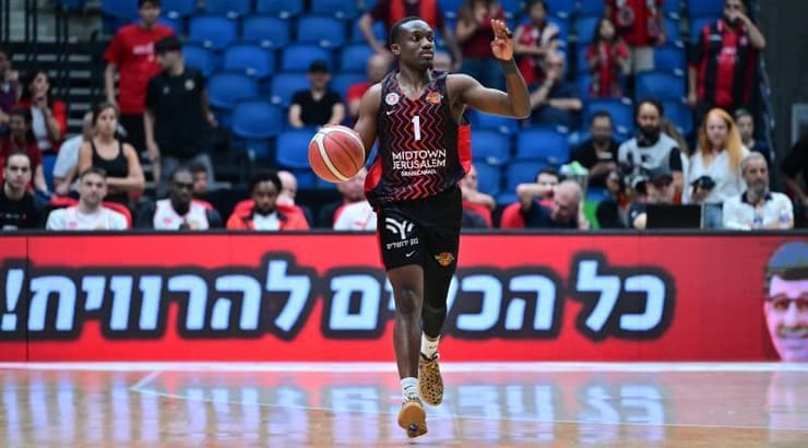 ג'ארד הארפר מסדר את ההתקפה (חגי מיכאלי) ג'ארד הארפר מסדר את ההתקפה