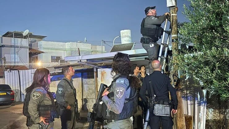 הסרת מצלמות לא חוקיות בעיר לוד (צילום: דוברות המשטרה) הסרת מצלמות לא חוקיות בעיר לוד
