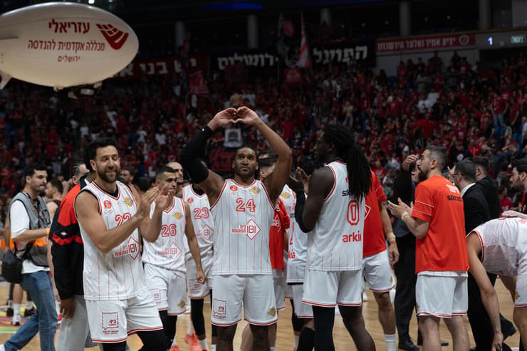 שני שחקנים שעשו את ההבדל. הפועל ת"א חוגגת בסיום (צילום: אלכס קולומויסקי) הפועל ירושלים הפועל ת"א