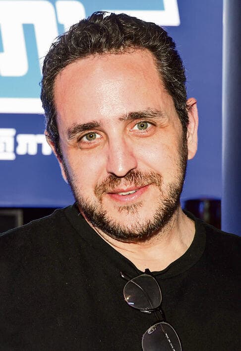 "סרטונים שמראים לכלוכים נצפים יותר". ארזי (יריב כץ) "סרטונים שמראים לכלוכים נצפים יותר". ארזי