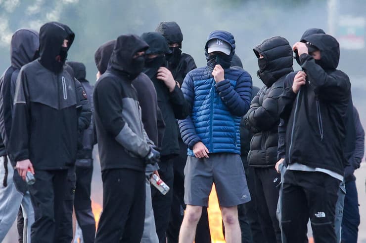 צילום: Paul Faith / AFP בריטניה צפון אירלנד מהומות אחרי ניסיון רצח סטיבן אוגליבי