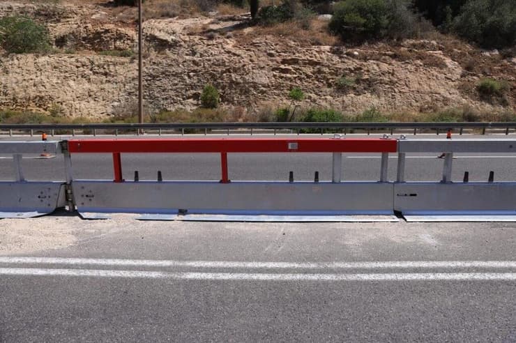 מעקות חירום מיוחדים, שניתן לפתוח בתוך דקות. כביש 1 (צילום: ערן בוקר, ג'יני סוכנות צילום) התקנת מעקות בטיחות חירום בכביש 1