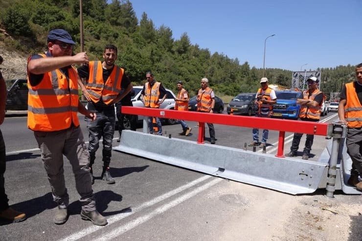 לתת מענה למצבי קיצון שבהם דקות בודדות עשויות להיות קריטיות להצלת חיים. התקנת מעקות בטיחות חירום בכביש 1 (צילום: ערן בוקר, ג'יני סוכנות צילום) התקנת מעקות בטיחות חירום בכביש 1