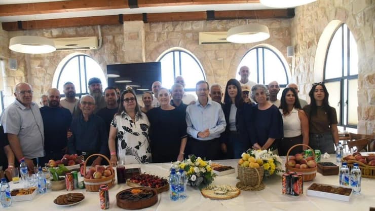 הרצוג במושב נטועה שבצפון (צילום: אביהו שפירא) ביקור נשיא המדינה במושב נטועה שבצפון