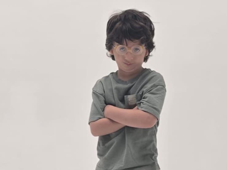 ילד חברותי, חכם, מצחיק ושובב. אדיר בר כיום ( צילום: אלכס מגריה סטודיו 08) דיאנה בר אדיר בר תסמונת טריצ'ר קולינס