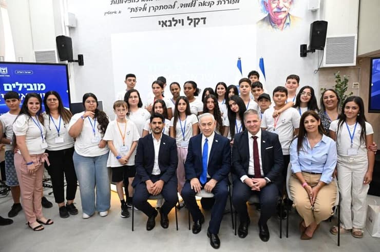 נתניהו מבקר בבית ספר במעלה אדומים (צילום: חיים צח/ לע״מ) נתניהו מבקר בבית ספר במעלה אדומים