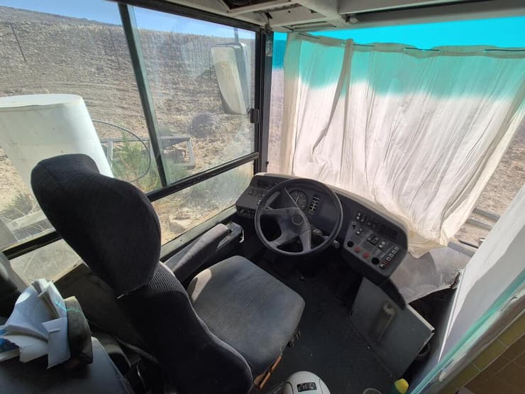 ההגה עדיין שם. תזכורת למי ששוכח שמדובר באוטובוס (צילום: אסף קמר) ההגה עדיין שם. תזכורת למי ששוכח שמדובר באוטובוס