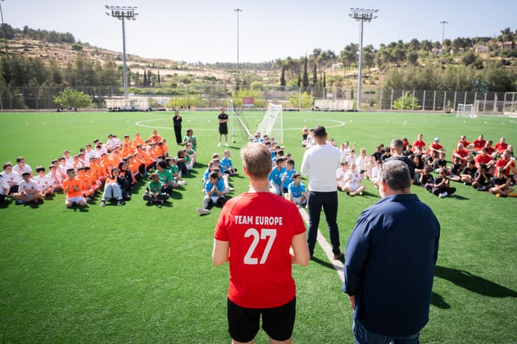 שגריר האיחוד האירופי לישראל, מייקל מאן, בנאום הפתיחה למשתתפים (צילום: בנימין ויסמן) משחק חוצה היבשות השנתי של ליגת השכונות