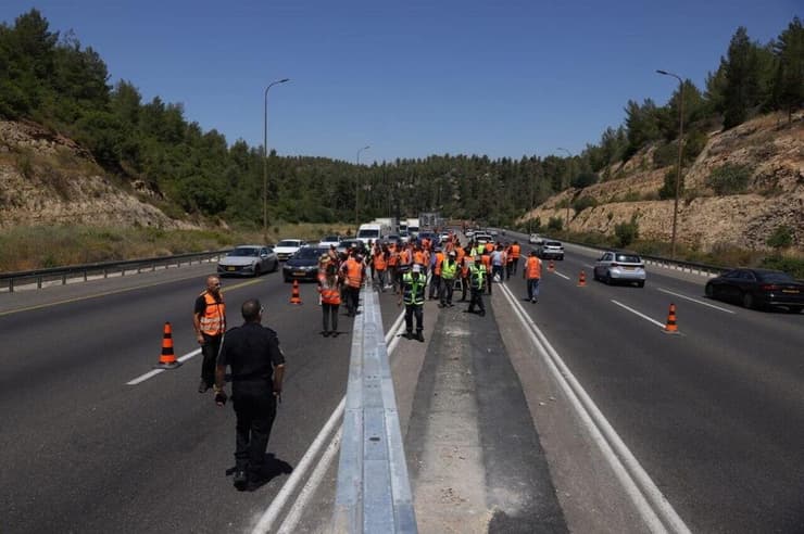 המשטרה מיפתה 48 נקודות נוספות להתקנה עתידית. עקות בטיחות חירום בכביש 1 (צילום: ערן בוקר, ג'יני סוכנות צילום) התקנת מעקות בטיחות חירום בכביש 1