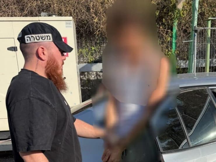 תיעוד מעצרו של החשוד (צילום: דוברות המשטרה ) תיעוד מעצרו של החשוד