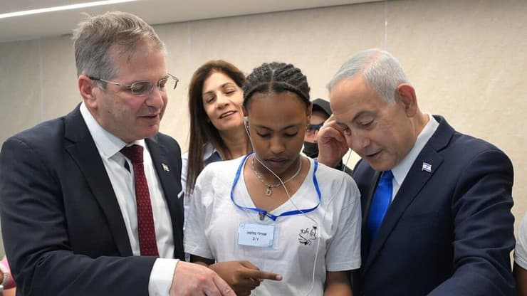 נתניהו וקיש בביקור בבית ספר במעלה אדומים (צילום: חיים צח/ לע״מ) נתניהו מבקר בבית ספר במעלה אדומים