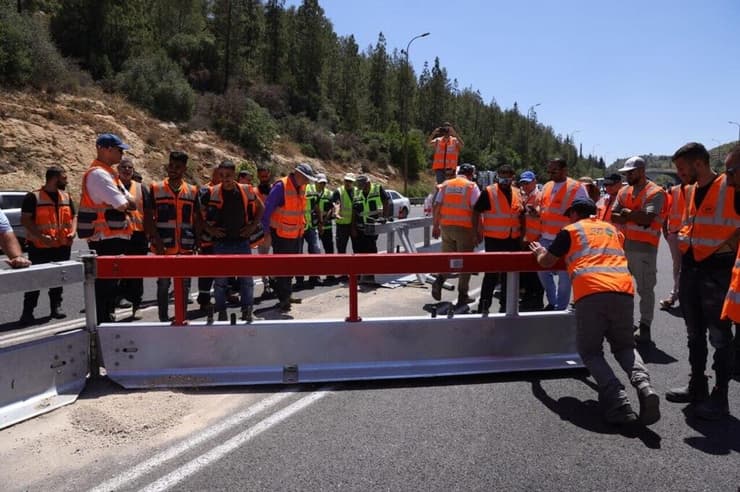 יאפשרו מעבר בין כיווני הנסיעה. התקנת מעקות בטיחות חירום בכביש 1 (צילום: ערן בוקר, ג'יני סוכנות צילום) התקנת מעקות בטיחות חירום בכביש 1