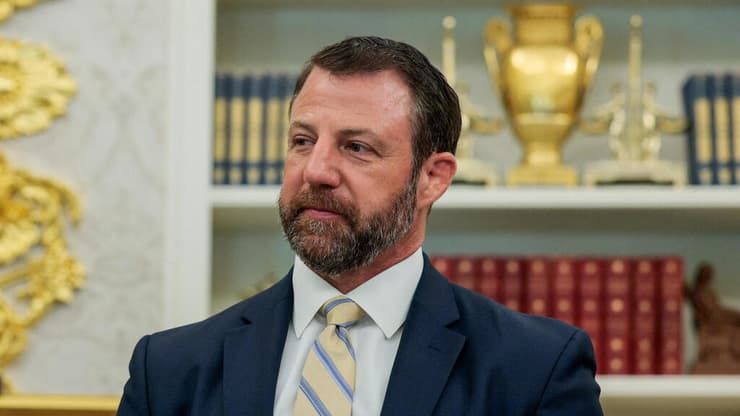 מארקוויין מולין, השר לביטחון המולדת. איים במאסר אם פקידי בחירות לא ייענו לדרישות הממשל: "אמא שלי התקשרה אליי בדאגה" (צילום: REUTERS/Evan Vucci) מארקוויין מולין