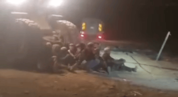המתנחלים חוסמים טרקטור במהלך הפינוי (צילום: לפי סעיף 27א' לחוק זכויות היוצרים) המתנחלים חוסמים טרקטור במהלך הפינוי