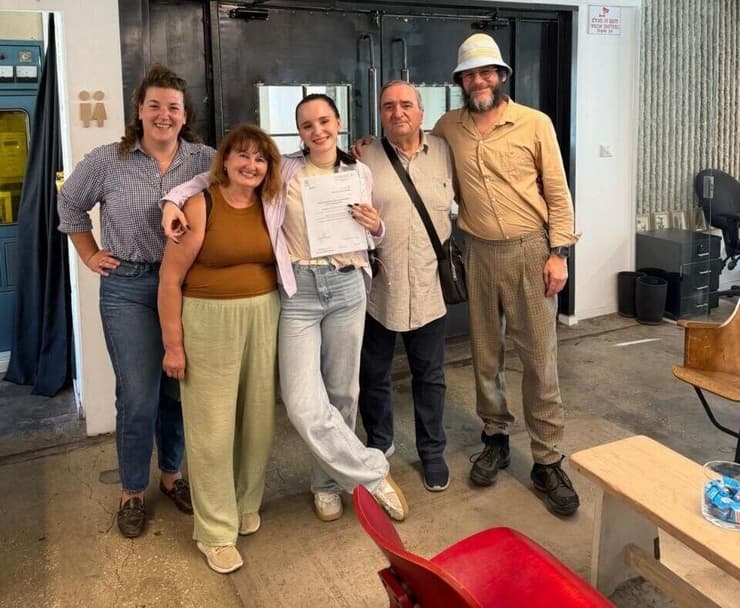 קיסלובה עם עורכי הדין. "אני מתרגשת מאוד, היו שנים ארוכות של חוסר ודאות ופחד אמיתי לגבי העתיד שלי" אולכסנדרה ועורכי הדין שסייעו לה
