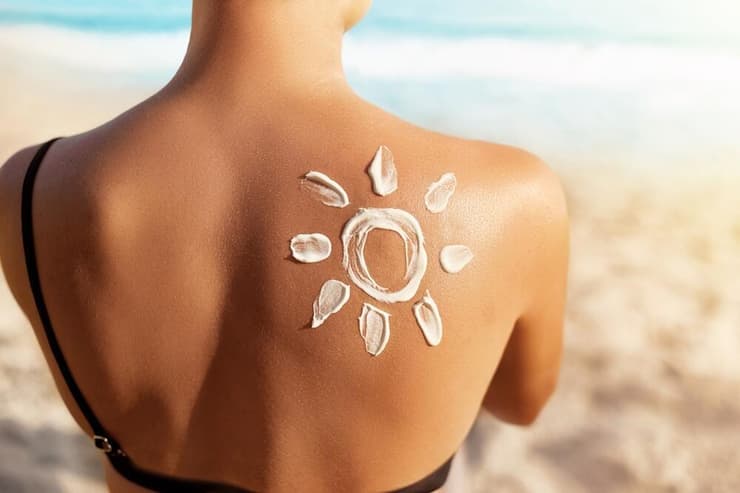 מסנן הקרינה שנותן הגנה מינימלית הוא SPF 30 ומעלה (צילום: shutterstock) מריחת קרם הגנה