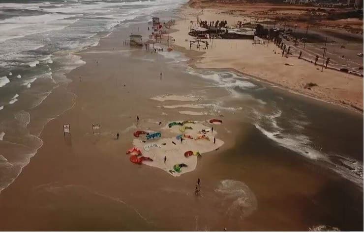 חוף פולג בחורף, כמעט ולא נשאר חוף