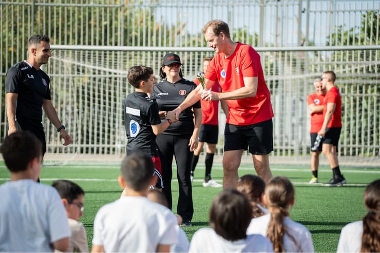 מייקל מאן, שגריר האיחוד האירופי לישראל מחלק את הפרסים לזוכים (צילום: בנימין ויסמן) משחק חוצה היבשות השנתי של ליגת השכונות