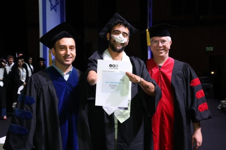 אלון קמינר מקבל את ההודעה