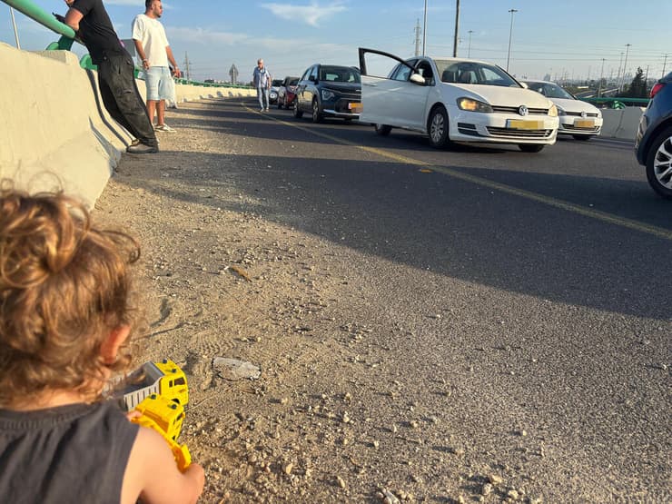 בנה של נופר משחק בשוליים: "היה קשה" (צילום: נופר) ילד בן שלוש תקוע בפקק כבר שעתיים בגשר כביש 1
