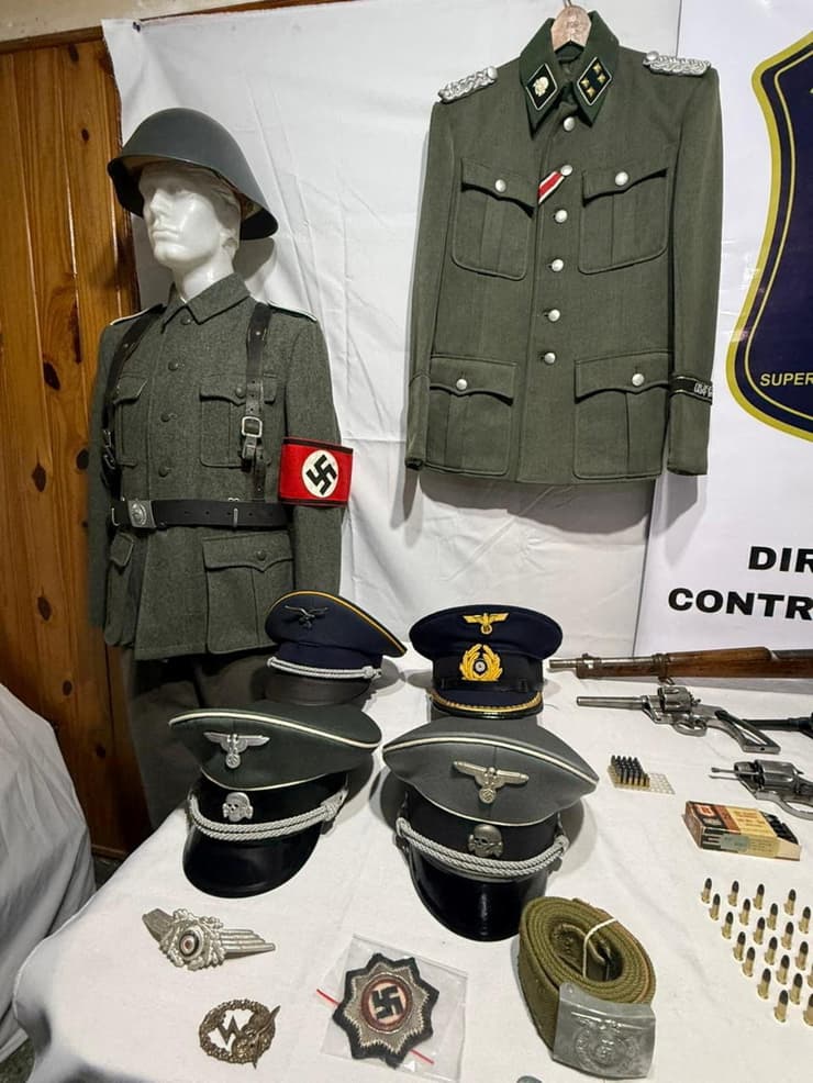 מדים נאצים שנמצאו בביתו של מרטינס (צילום: Policia de la Provincia de Buenos Aires/via REUTERS) מדים נאצים שנמצאו בביתו של מרטינס